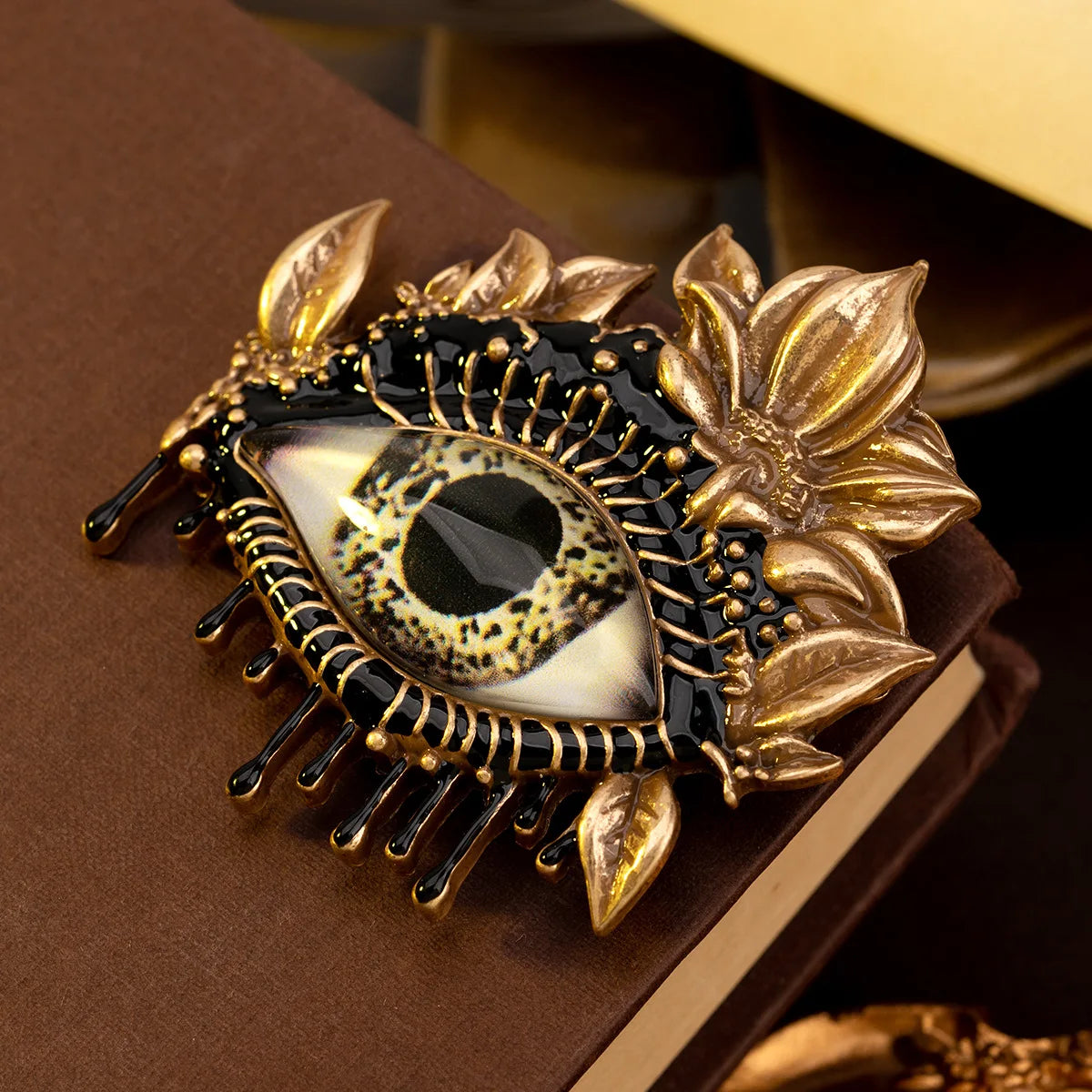 Devil's Eye Enamel Eye Eyelash Brooch Vintage Vintage Gorgeous Palace Schiaparelli