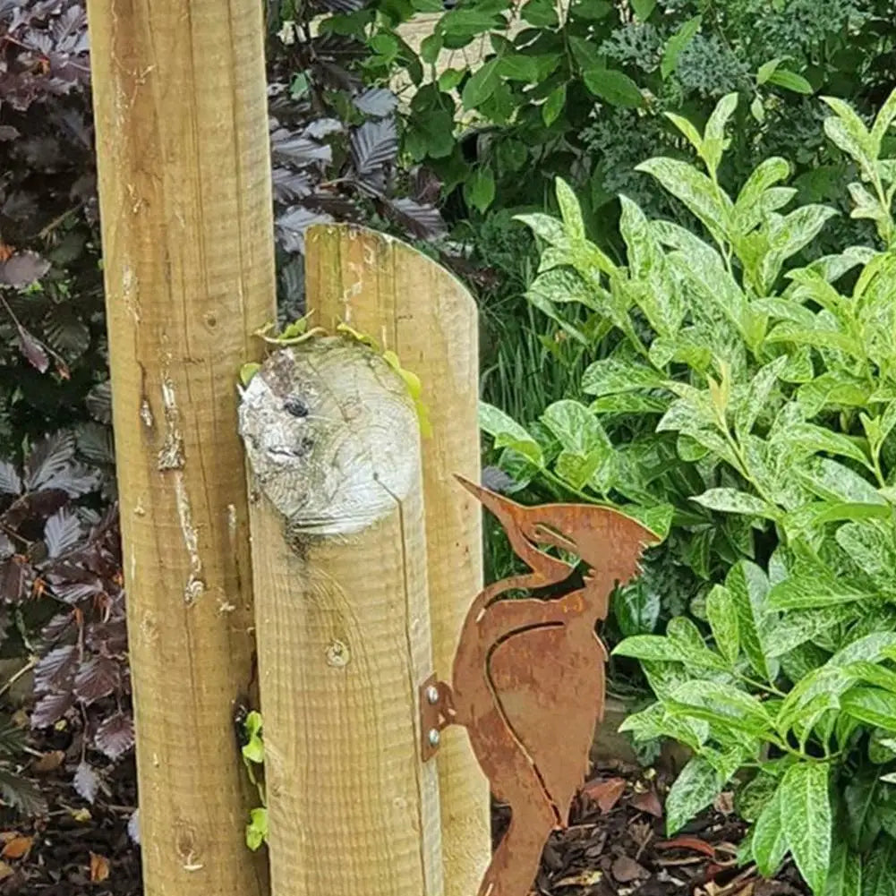 Elegant Garden Stake Design Pileated Bird Rusty Iron Crafts Bird Shaped Art Silhouette Sculpture Outdoor Garden Fence Decoration