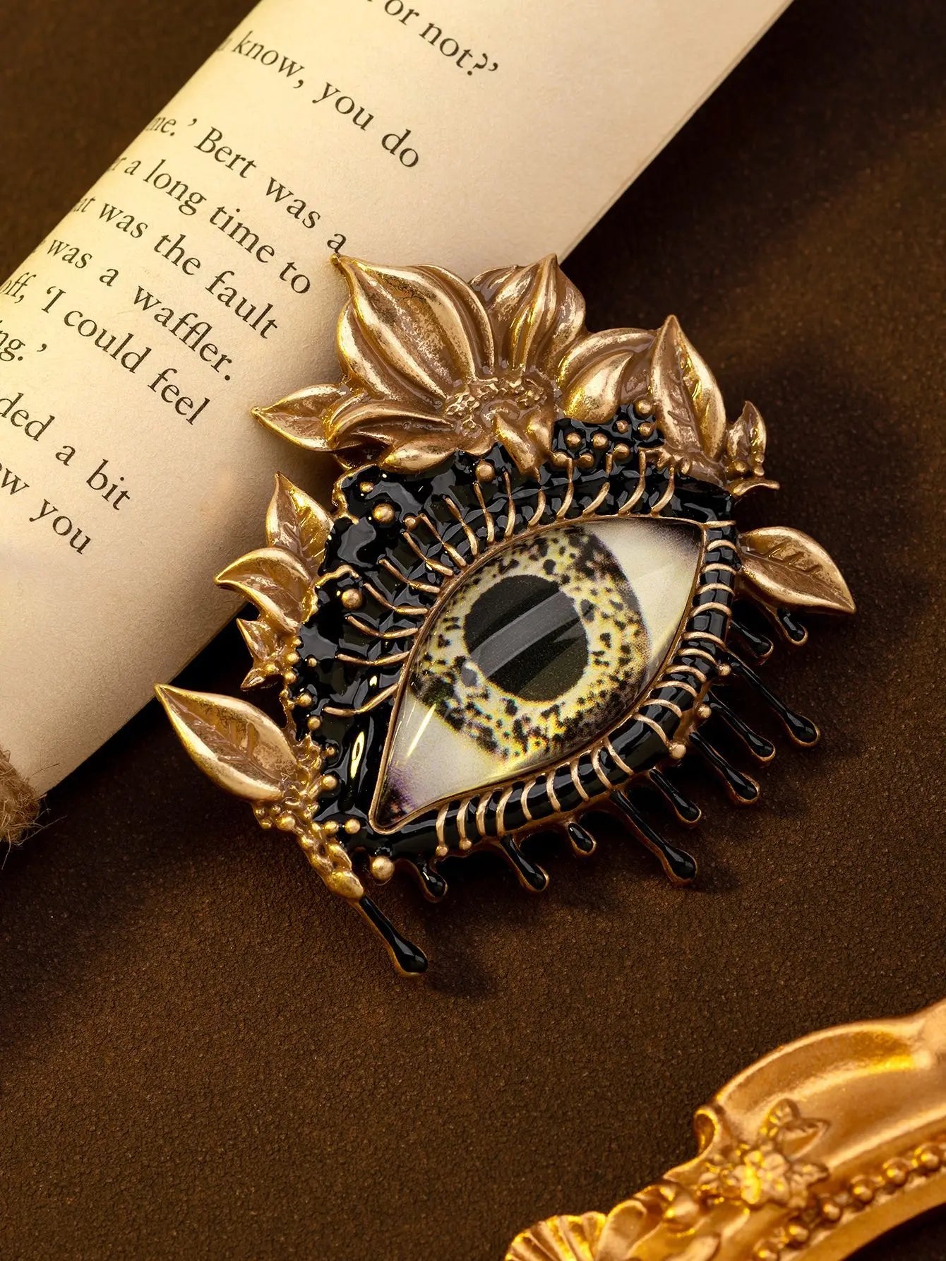 Devil's Eye Enamel Eye Eyelash Brooch Vintage Vintage Gorgeous Palace Schiaparelli